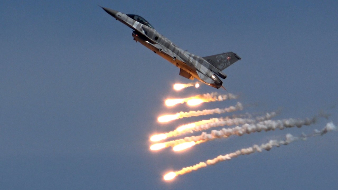 4Kᵁᴴᴰ Polish Air Force F-16 Tiger Demo Team Amazing Display with many Flairs!
