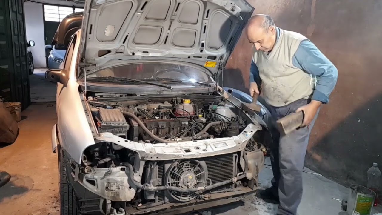 Chapa a un Chevrolet Corsa chocado de frente y atrás