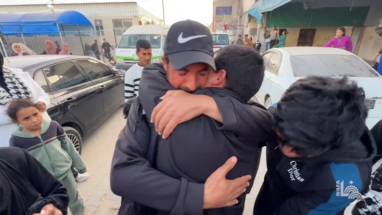وصول 8 معتقلين لمستشفى الأقصى في دير البلح وسط قطاع غزة بعد الإفراج عنهم من سجون الاحتلال الإسرائيلي