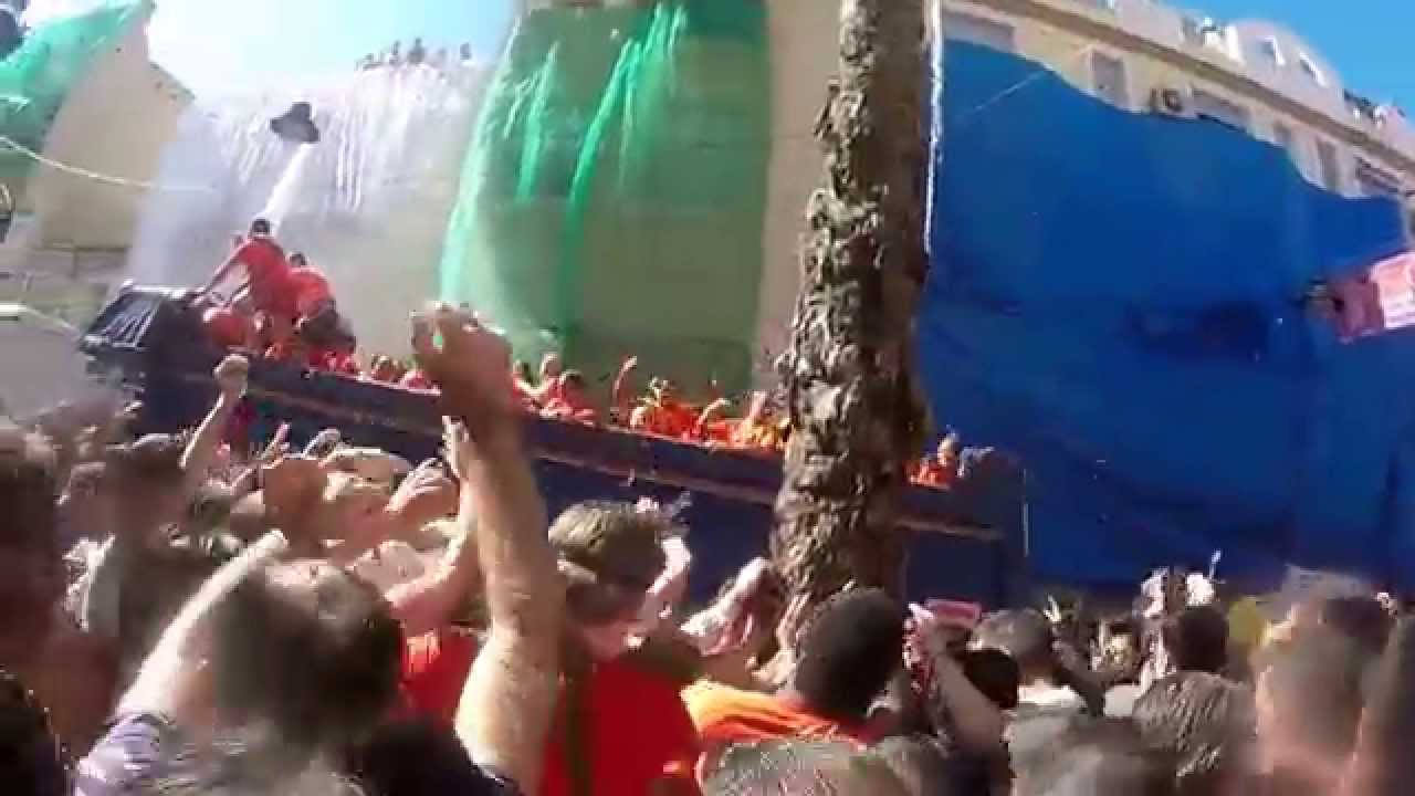 La Tomatina de Buñol 2014 [28]: Llegada del primer camión, los tomates comienzan a volar