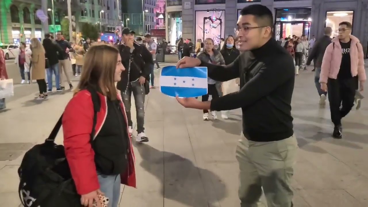 Así reaccionan en España a la bandera de Honduras 🇭🇳 ¿ La conocen o no?🤔Salí a la calle a comprobar