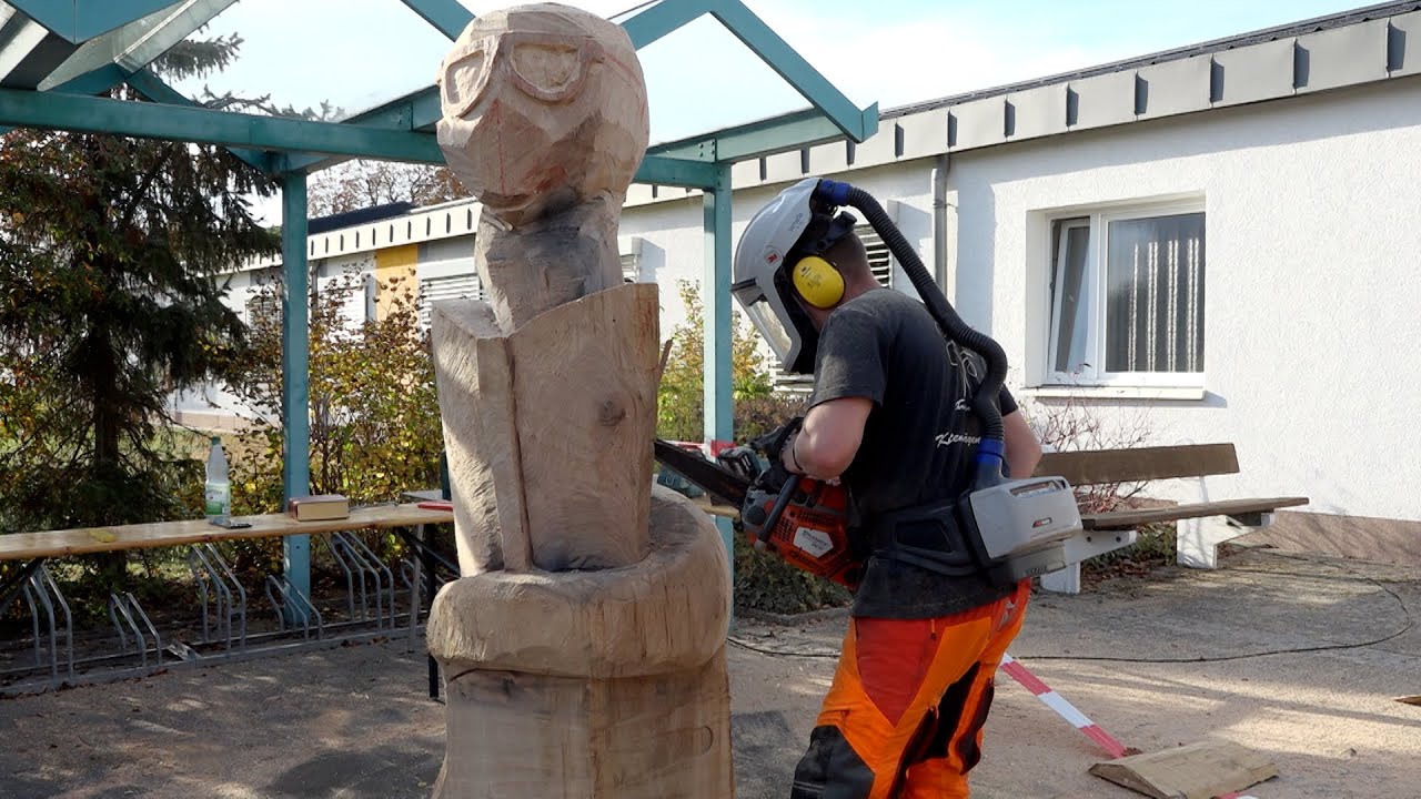 B&uuml;cherwurm aus Eiche &ndash; Wohnbauten Schwedt laden mit Skulptur zum B&uuml;chertausch ein