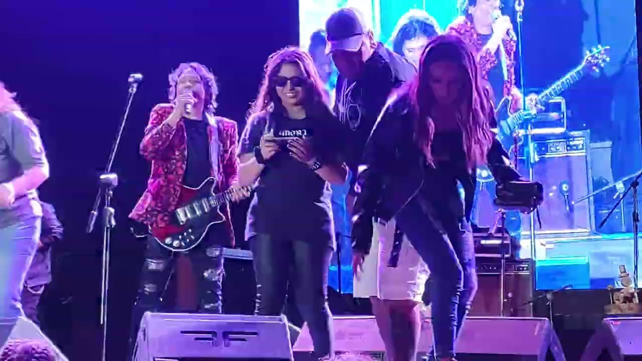 El Haragán Sube A Muñequitas a cantar Mi muñequita Sintética #rock #rockurbano #haragan #elharagan