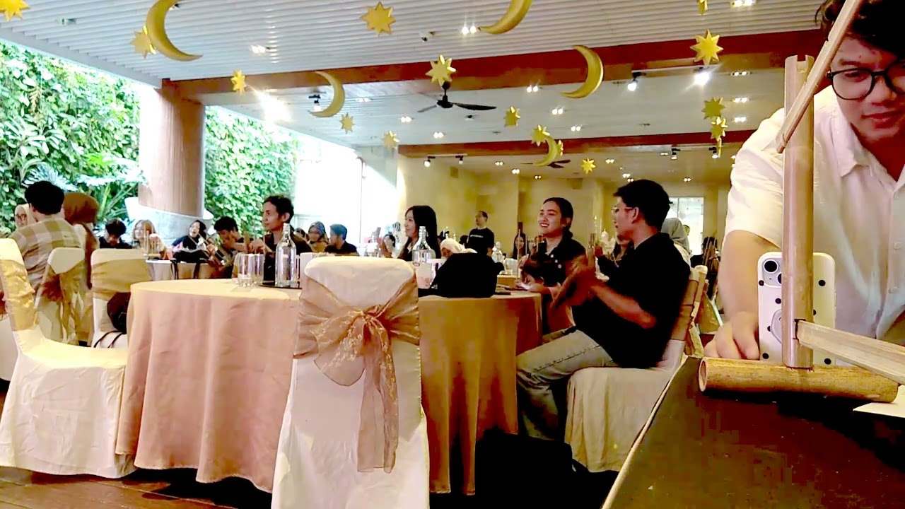 #Angklung Interaktif di MoMo Cafe Courtyard by Marriot Bandung