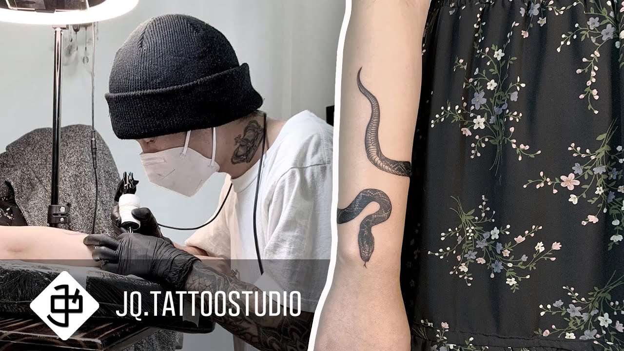 SNAKE TATTOO around the wrist (Tattoo Timelapse)