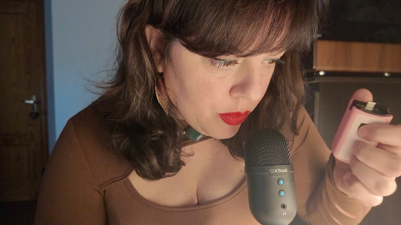 ASMR scratching, tapping y susurros cerca del micro