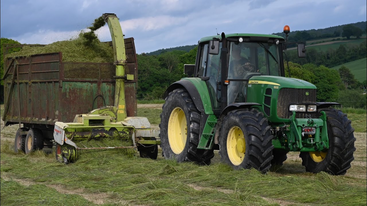 Silage 2024 - Lifting Grass with Trailed Claas Jaguar 51 on John Deere 6930 & Case IH