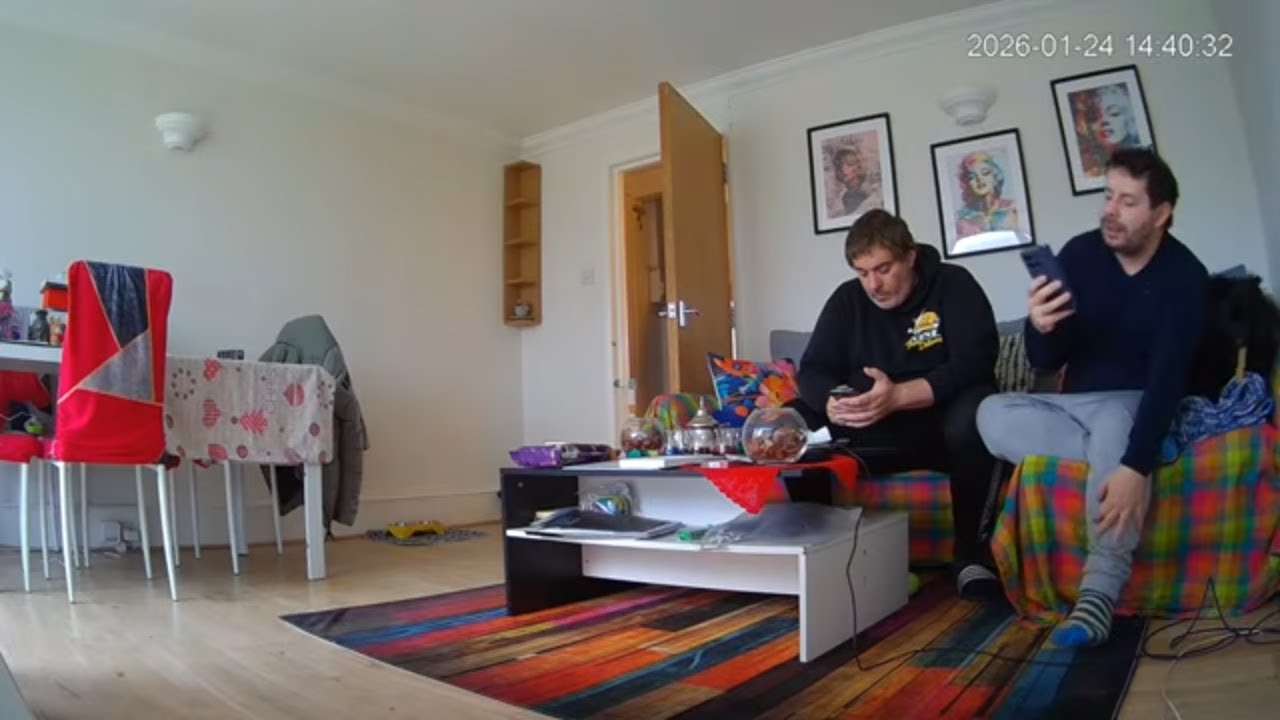 🔴 24/7 LIVE: Italian Couple in London - Real Life [LIVING ROOM 🛋️] - MiGIPepeVibes - Cam 1