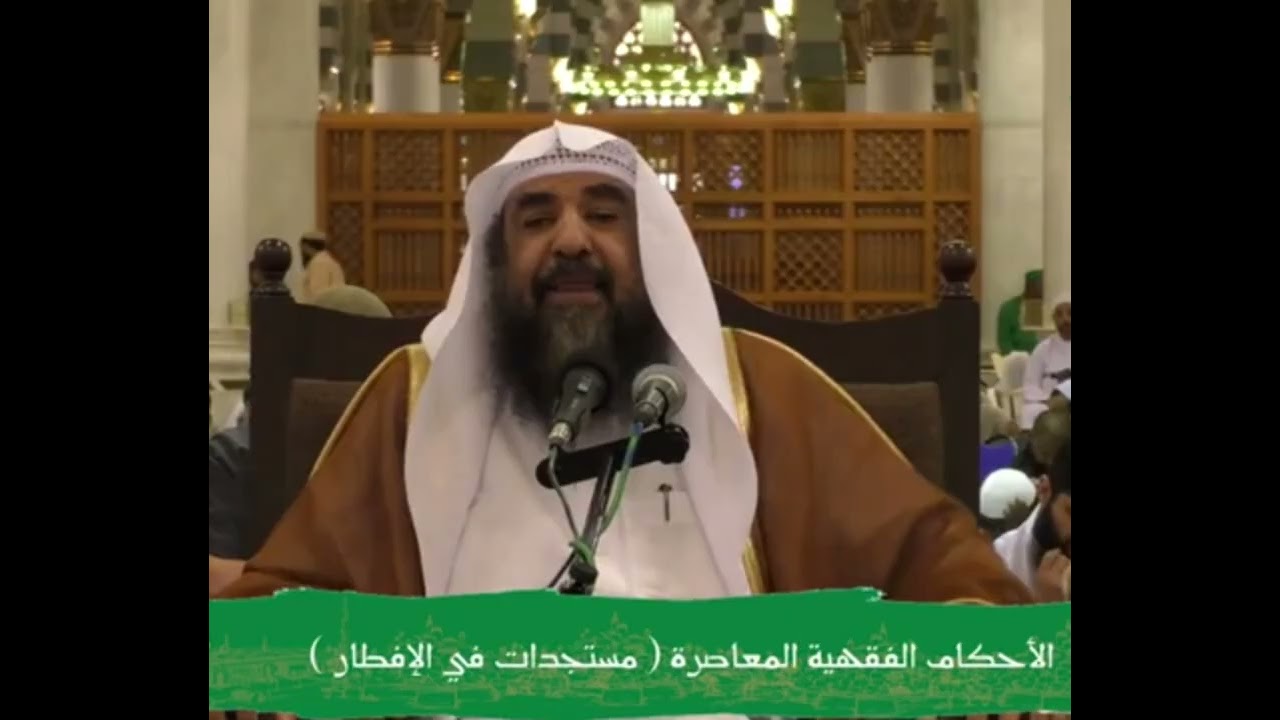 من قضى أول رمضان في بلد ، وقضى آخر رمضان في بلد آخر، وقد اختلفا في دخول رمضان فيتبع أي بلد؟