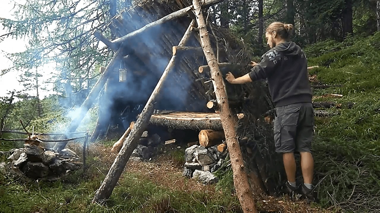 build shelters in the forest-bushcraft zeze