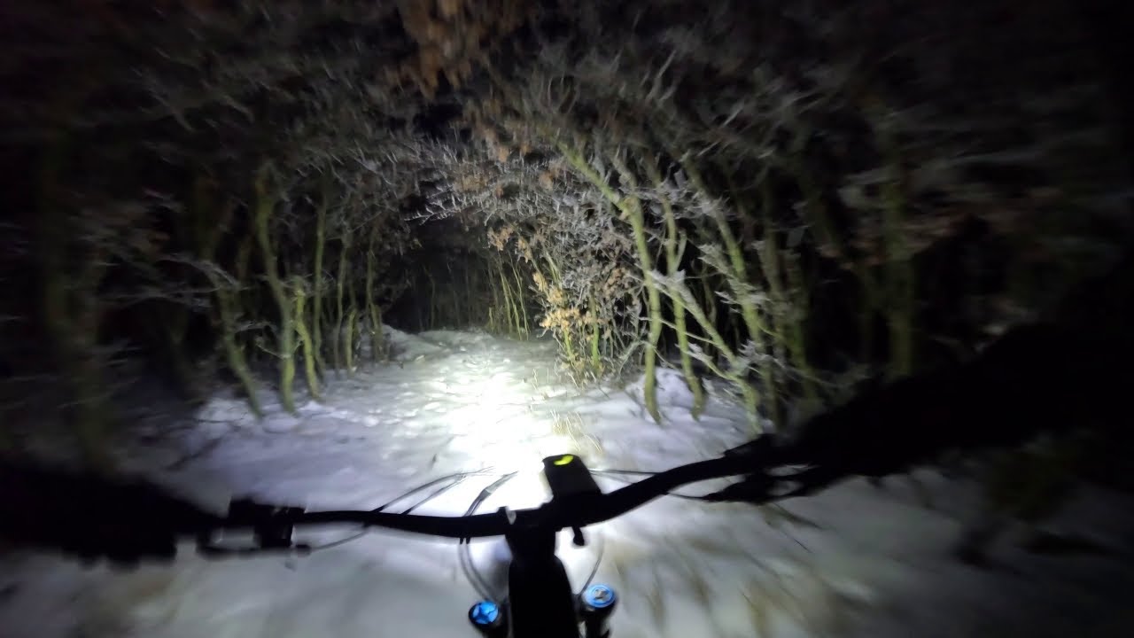 Nočné snežné motanice na Trailoch Biely Kríž