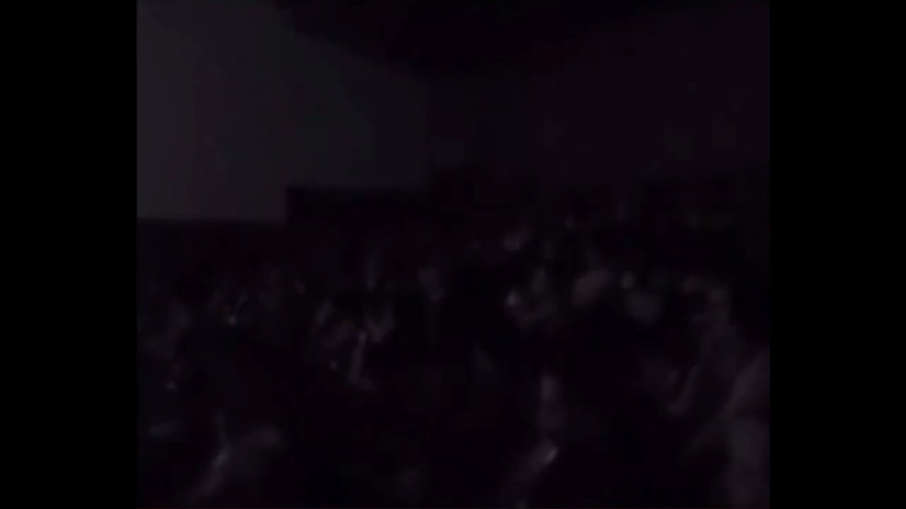 Erkan Oğur, 1998 yılında Elazığ’da verdiği konser sırasında Fırat türküsünü okurken, seyircilerden..