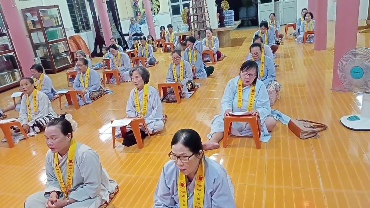 Phật tử chùa Phước VÂN Đoc kinh chuyển pháp luân
