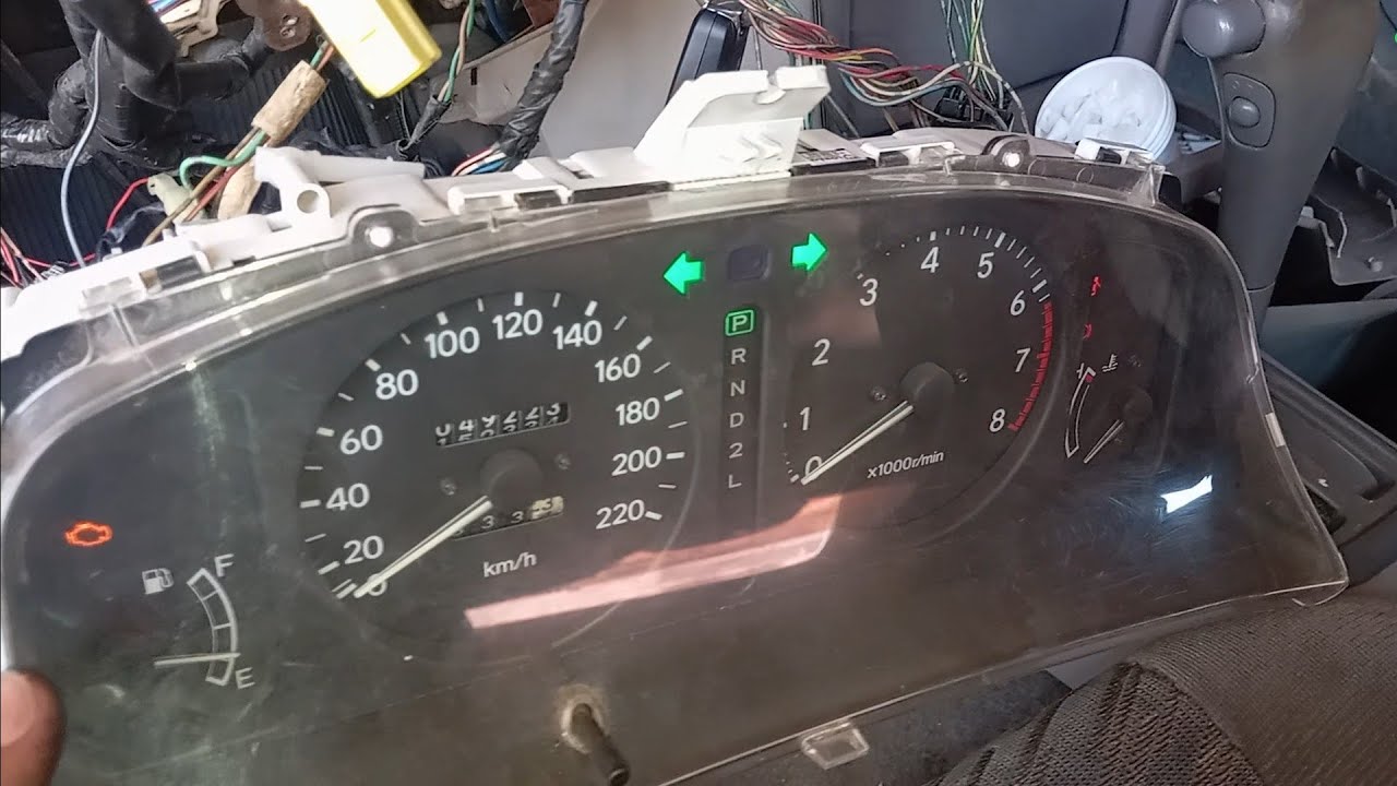 Corolla com as luzes dos piscas acessas direto 