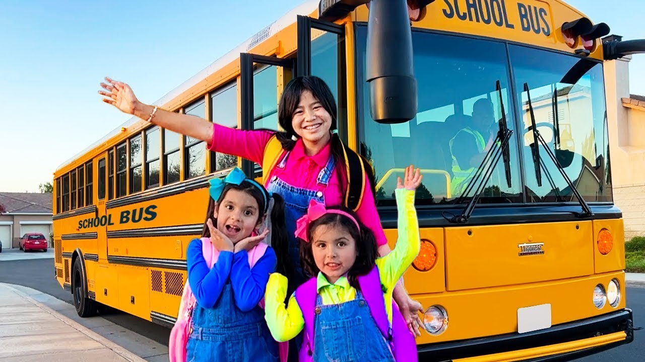 Jannie y Ellie Enseñan REGLAS DEL AUTOBÚS ESCOLAR con Amigos | Cantando 'Las Ruedas del Autobús' 🚌🎶