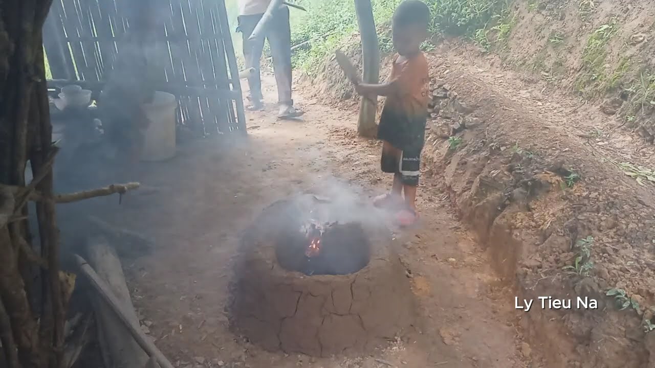The youngest son almost burned down Ly Tieu Na's small house.