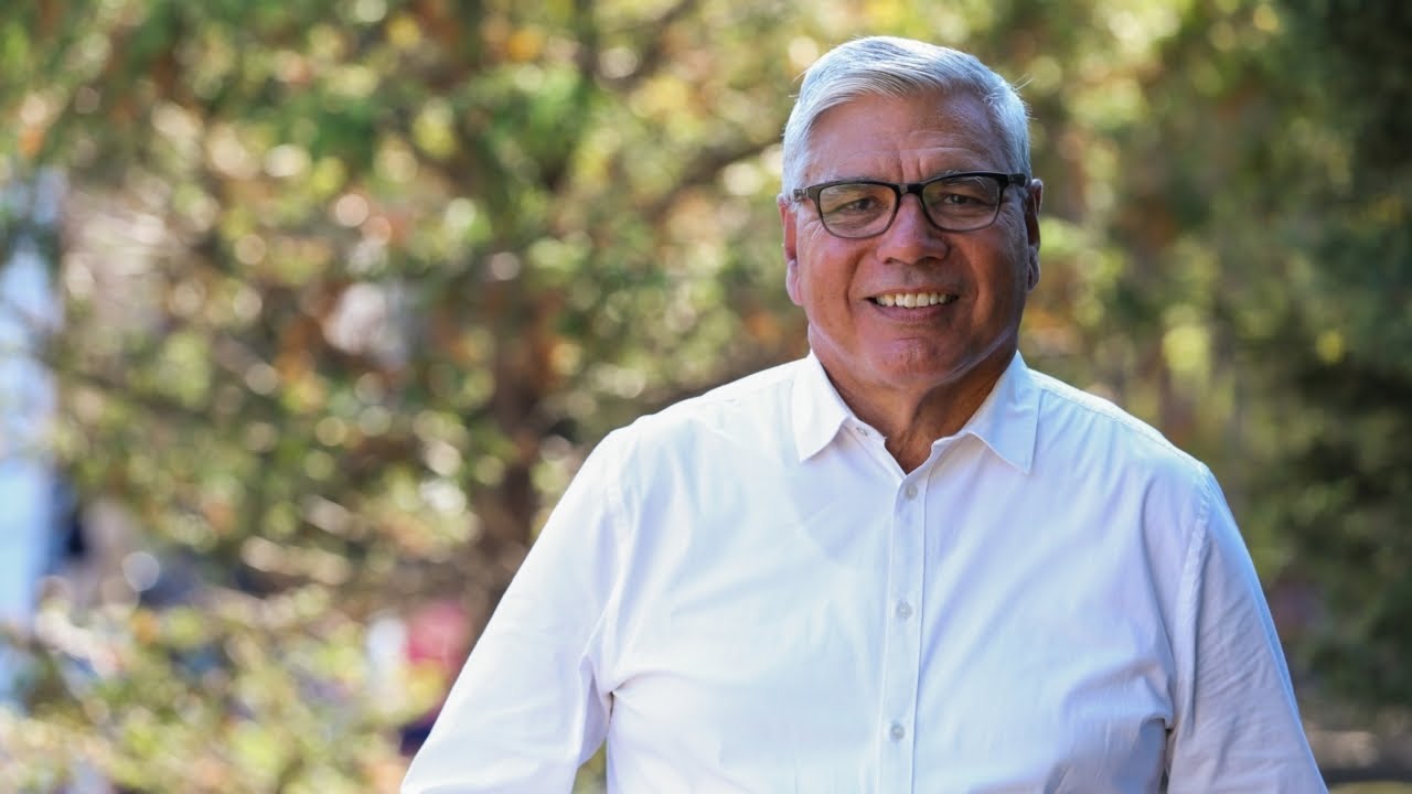 Warren Mundine changes travel plans after Qantas stance on Voice