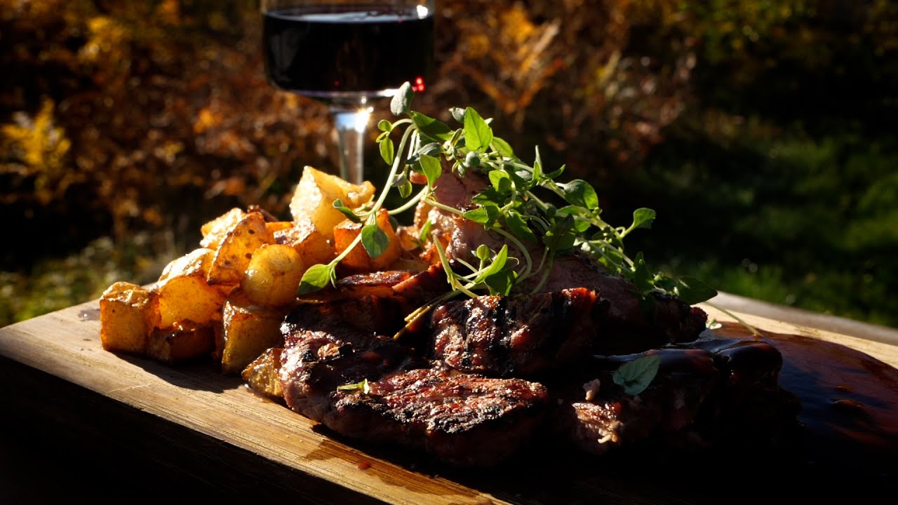 Grillad dovhjort och t&auml;rnad potatis med r&ouml;dvinss&aring;s