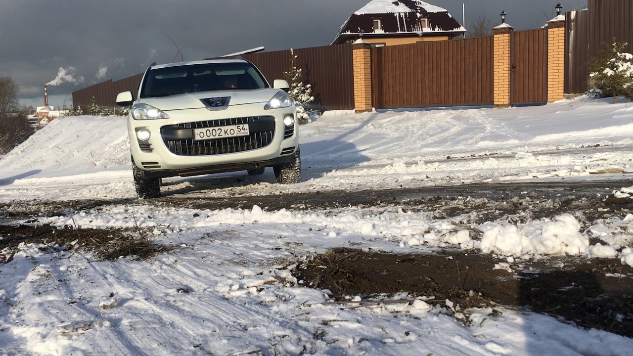 Сравнение переднего и полного привода на ледяной горке. Mitsubishi Outlander XL, Peugeot 4007.