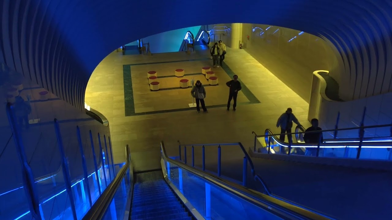 熱海にあるMOA美術館のエスカレーターは、エントランスから美術館本館までを結ぶ全長約200mに及ぶ幻想的なアプローチとして知られています#熱海 エスカレーター#美術館 #エントランス #幻想的 