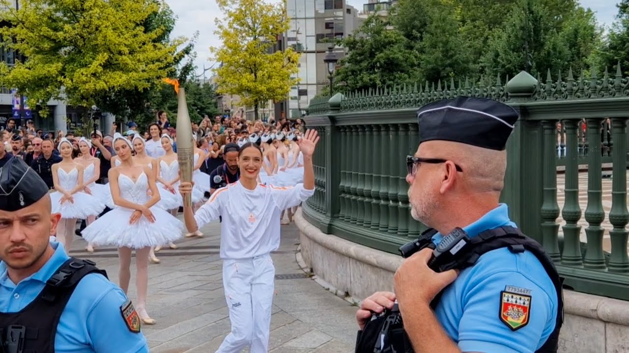 Passage de la flamme olympique à Paris Bastille / JO Paris 2024