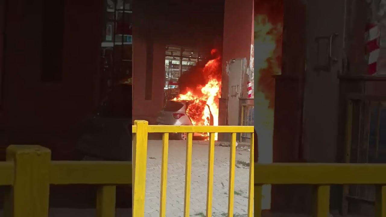 Car Burn in Faridabad Bata Chowk Metro Station #car #burn #faridabadnews #burnout #dmrc
