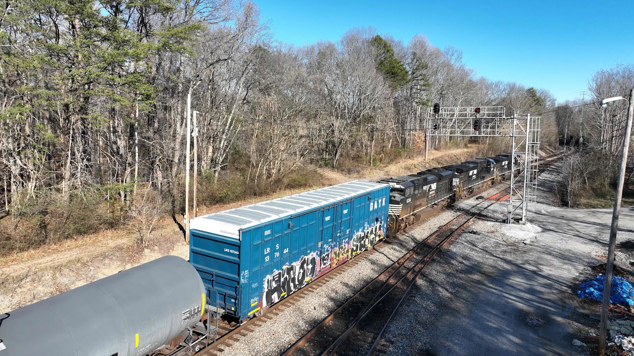 Norfolk Southern 174 heads thru Harriman Tn with 3 up front & A dpu 