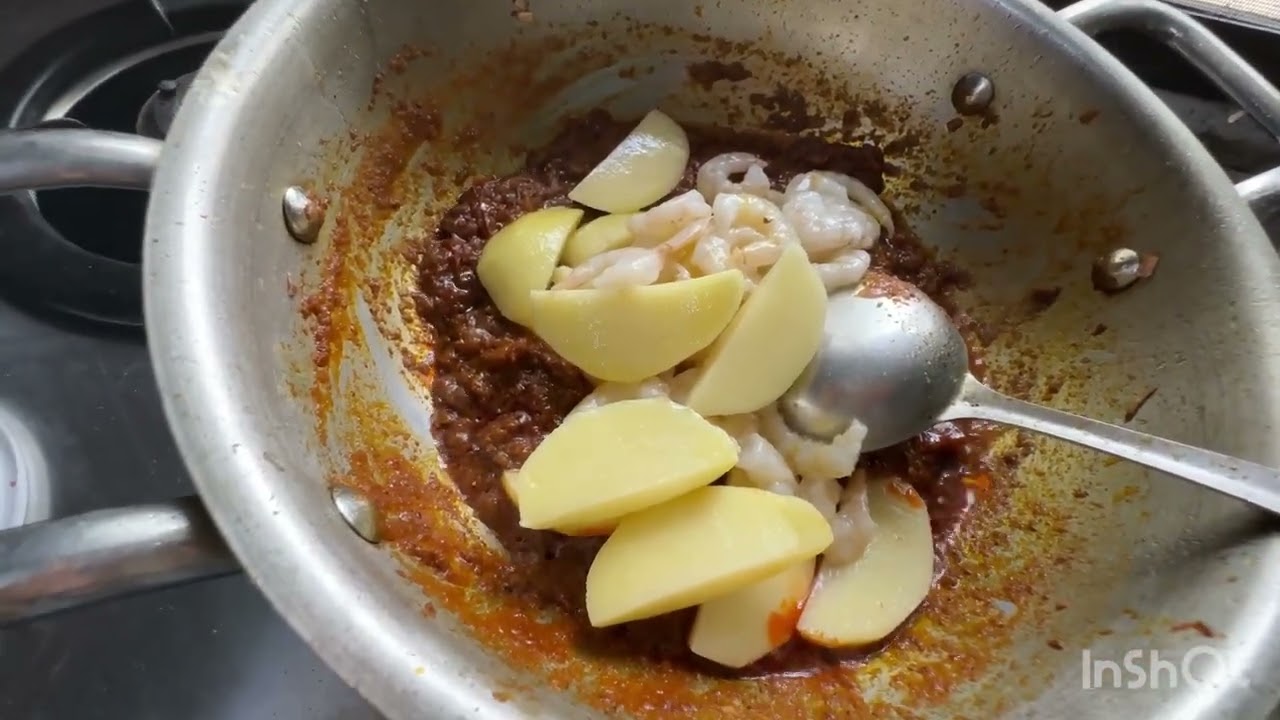 गावरान पद्धतीचे झणझणीत कोळंबी बटाटा भाजी || Kolambi Batata Bhaji in marathi