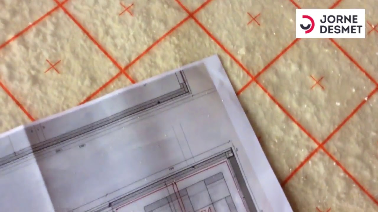 Vloerverwarming plaatsen in een nieuwbouwwoning: rasterfolie reeds geplaats.