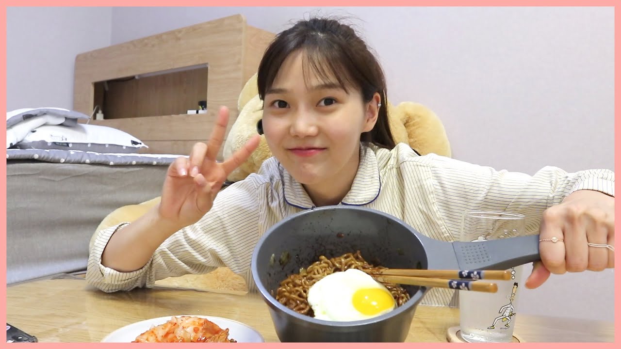[효물효물] 본 영상은 그냥 6분가량 쭉 짜파게티에 김치먹는 영상입니다