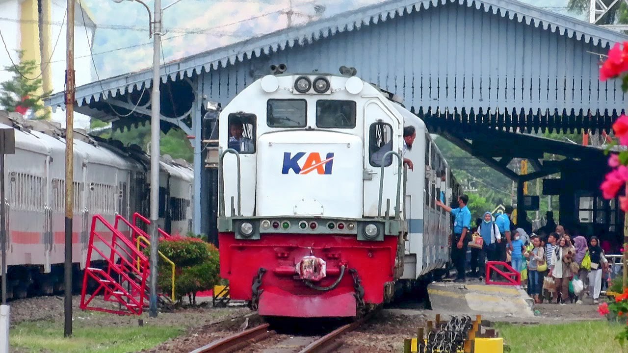 STASIUN TULUNGAGUNG SEMAKIN SIBUK BANYAK KERETA API DAN MOMEN PERSILANGAN DI GAPEKA 2023 SIANG HARI