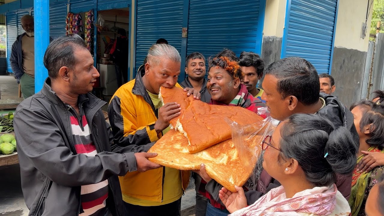 ২০ কেজি ওজনের বিশাল সাইজের কম্বল রুটি খেয়ে গ্রামের রাস্তায় বিশ্ব রেকর্ড গড়লেন জহির খাদক