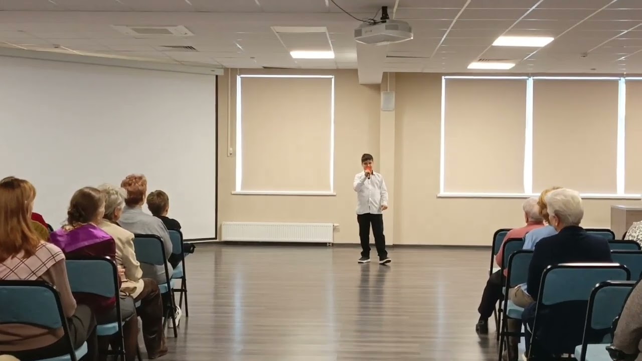 Захир исполняет песню 