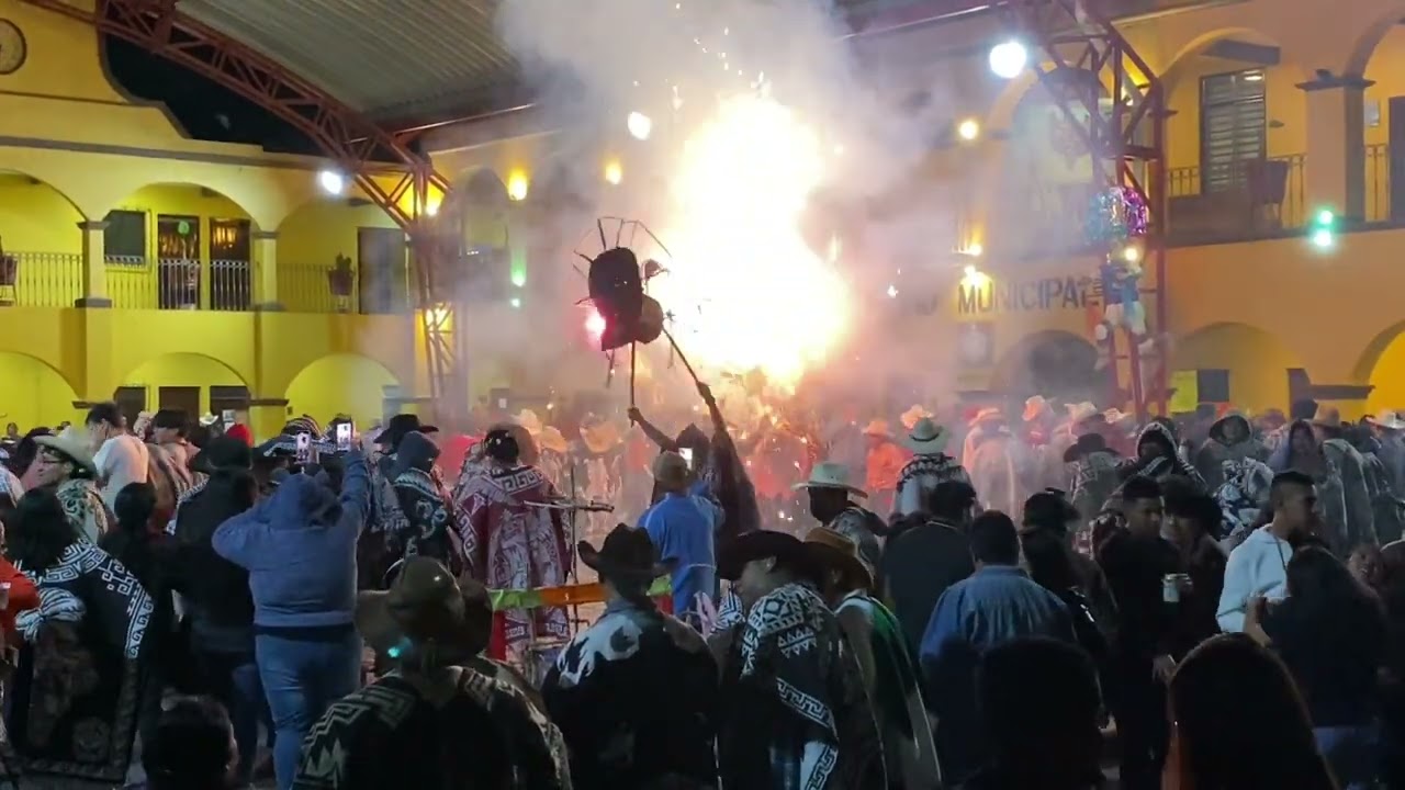San Agustín Yatareni 2025 Noche de Castillo, quema de toritos antes del castillo 