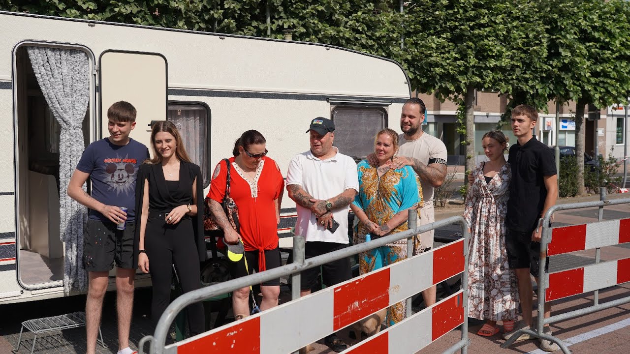 Woonwagenbewoners voeren legale actie voor gemeentehuis in Brunssum