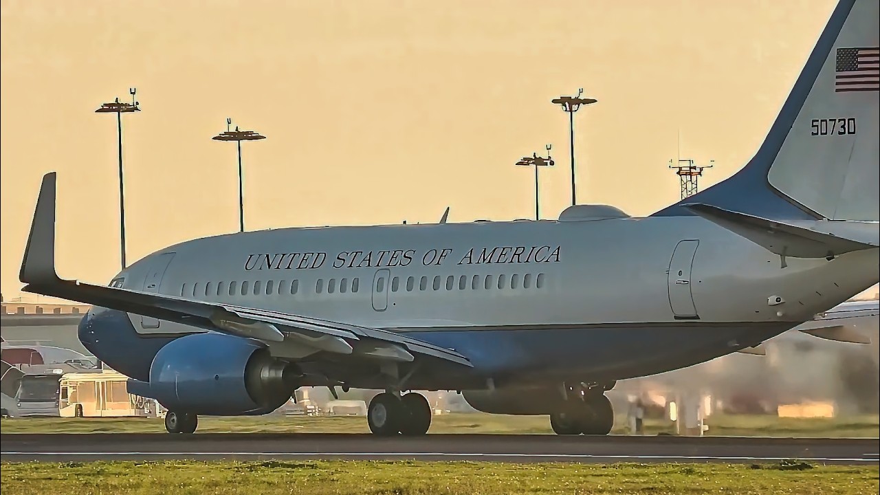 Мощный взлет самолета C-40 Clipper ВВС США из Лиссабона!