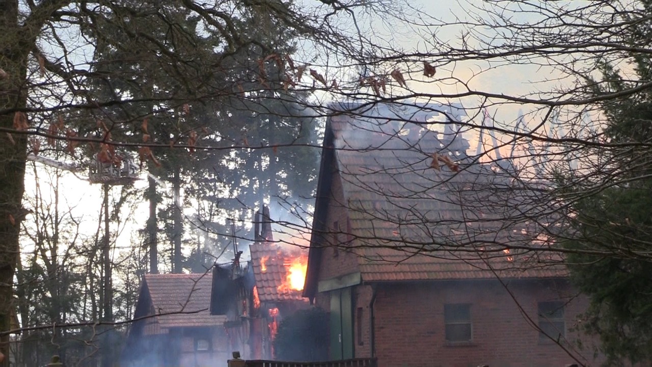 Flammeninferno auf Bauernhof - Rettungskräfte im Großeinsatz - THW unterstützt Feuerwehr