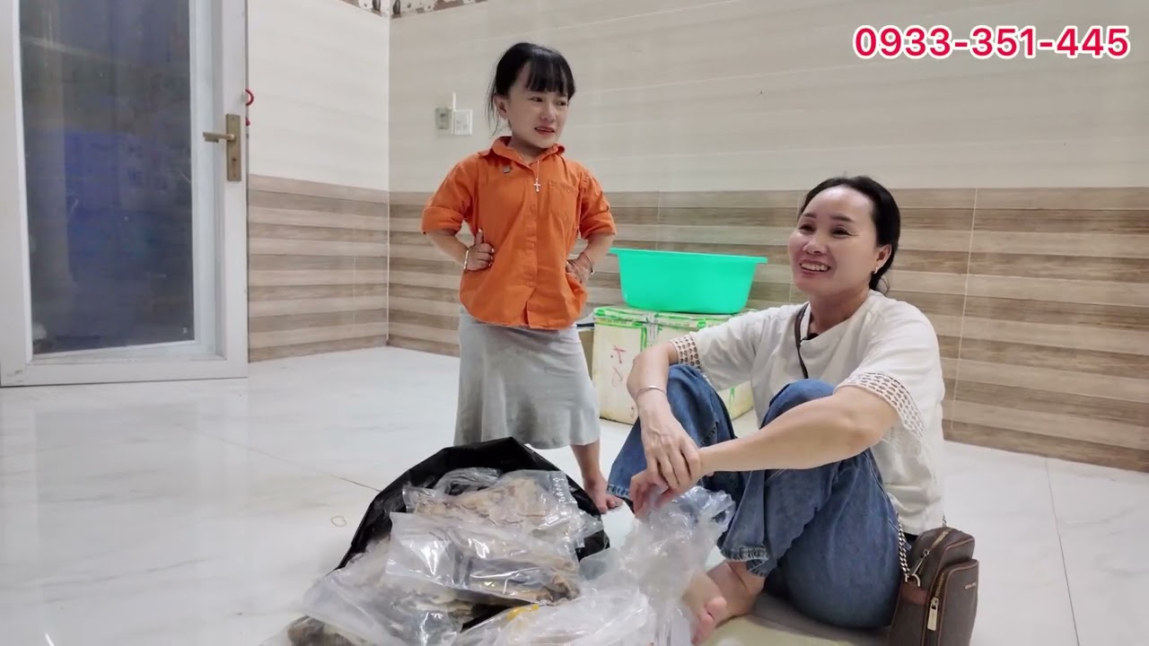 Ut Mini Và Chị Tư Ghé Thăm Công Ty Nô Ba Cô Dọn Dẹp Lại Mọi Thứ Để Bán Hàng. 