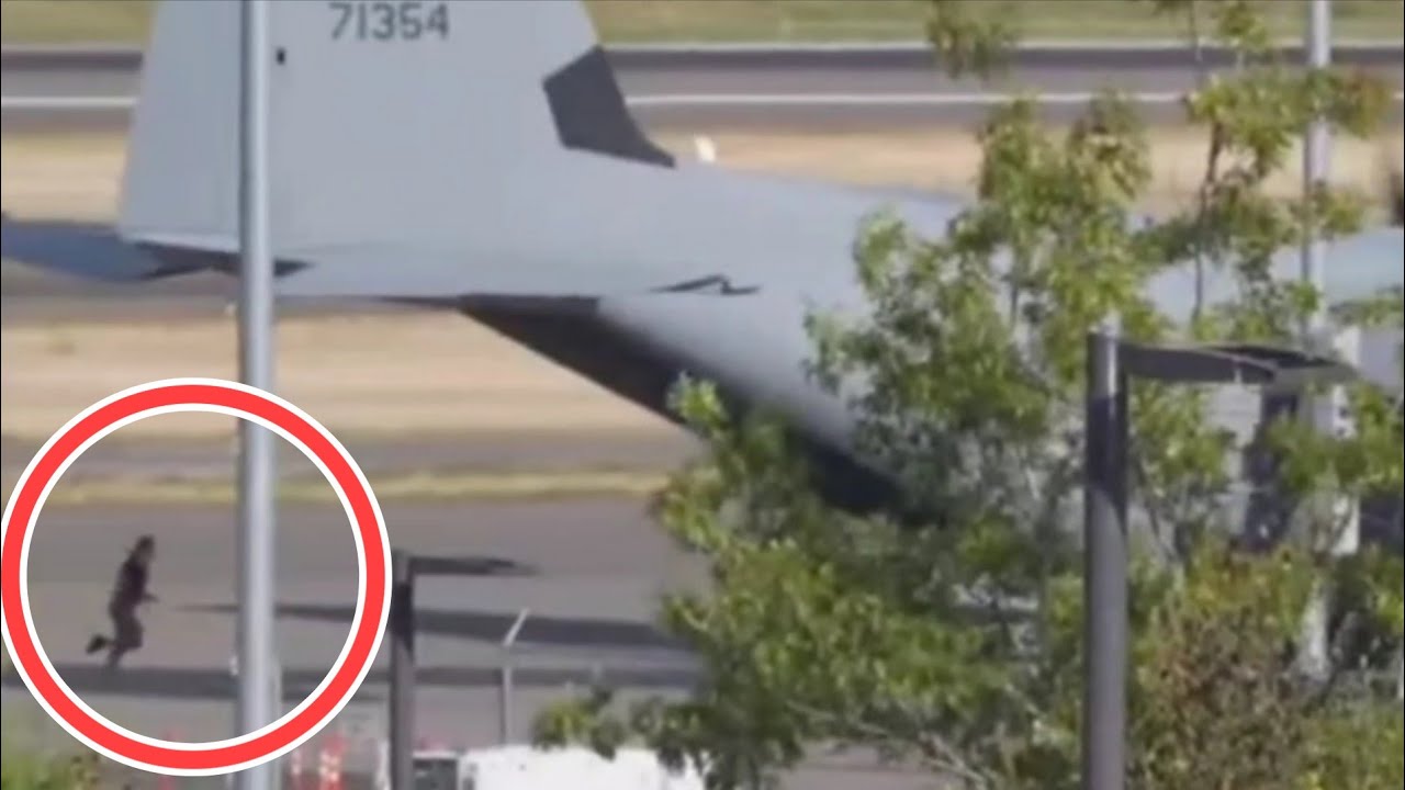 Несанкционированное лицо преследует и запрыгивает на C-130 в международном аэропорту Портленда, ж...