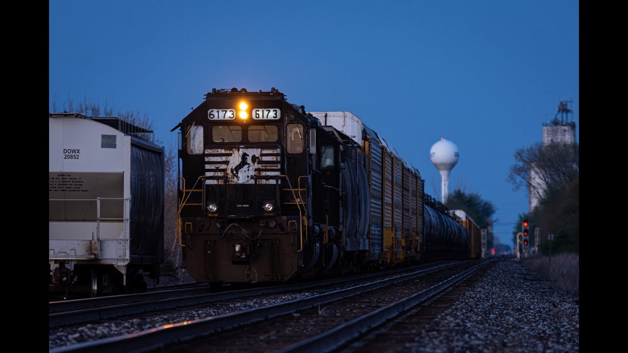 NS SD40-2's in Notch 8! NS 6173 West at Milmine, IL. 4/17/23