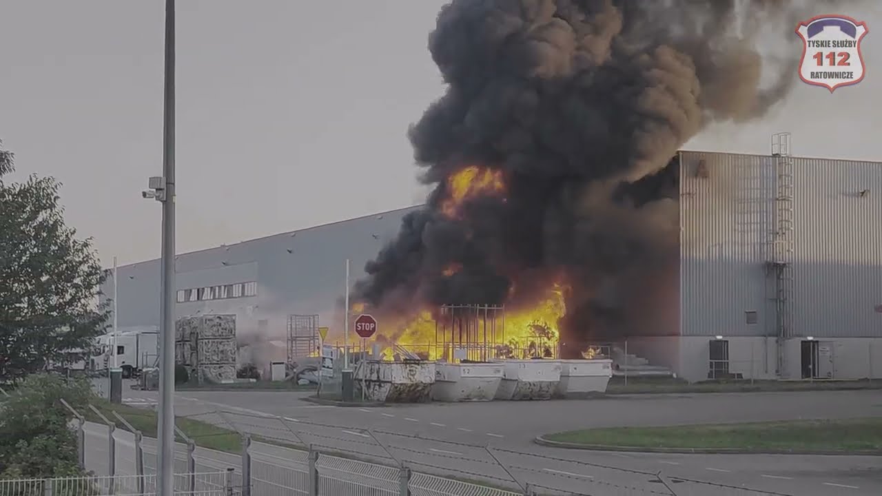 Pożar materiałów składowanych przy hali na ulicy Strefowej 27 zarejestrowany z bliska