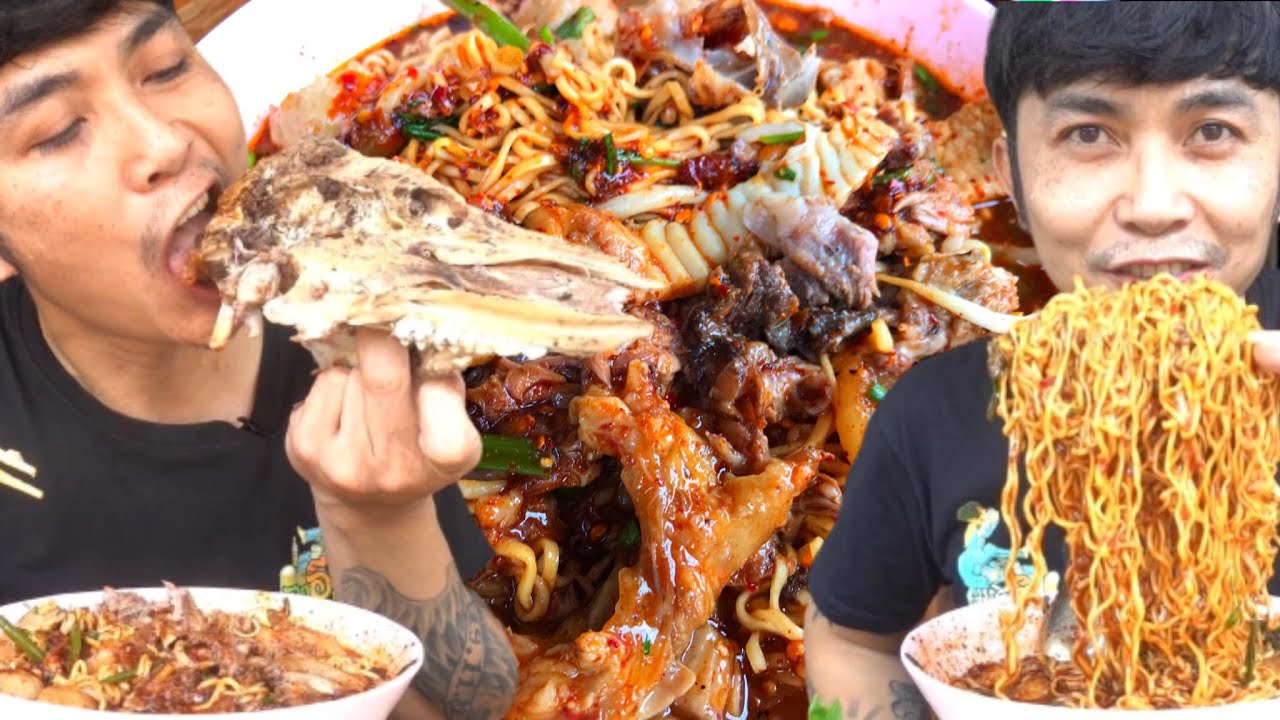 จัดเผ็ดโหดๆ แถมหัวหมู เตี๋ยวแม่แดง บ้านโนนสะอาด