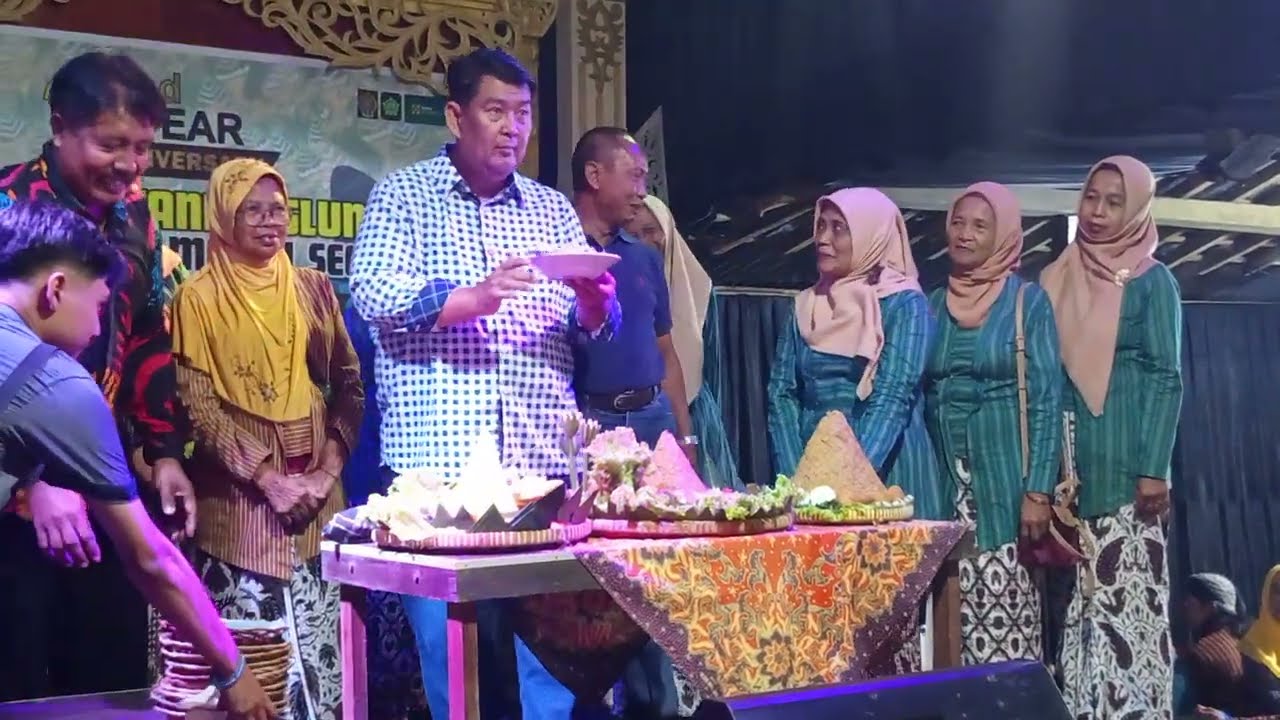Potong Tumpeng oleh pak Bopati Kulon Progo - Ulang tahun Angkringan Tani Seglundung yang ke 2