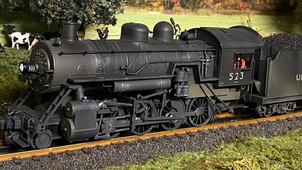 Atlas O 2-8-0 Consolidation pulling a freight 