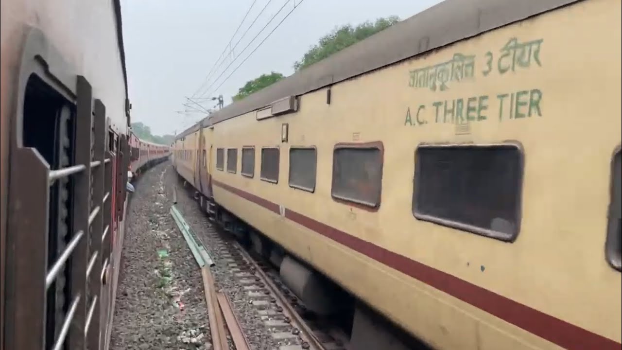 लोहित एक्सप्रेस को पार करती हुई बलिया सियालदह एक्सप्रेस
