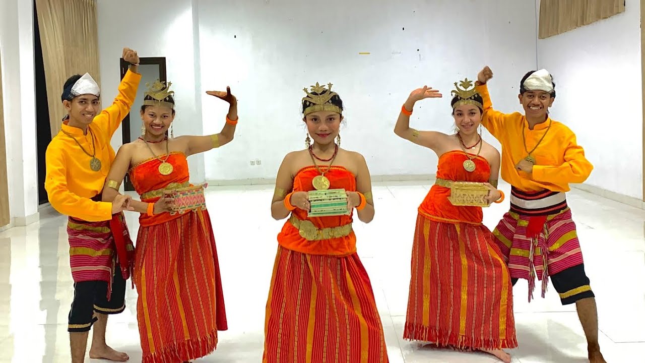 Tarian Kreasi Oko Mama dari Mahasiswa Prodi D-III Farmasi Kemenkes Poltekkes Kupang
