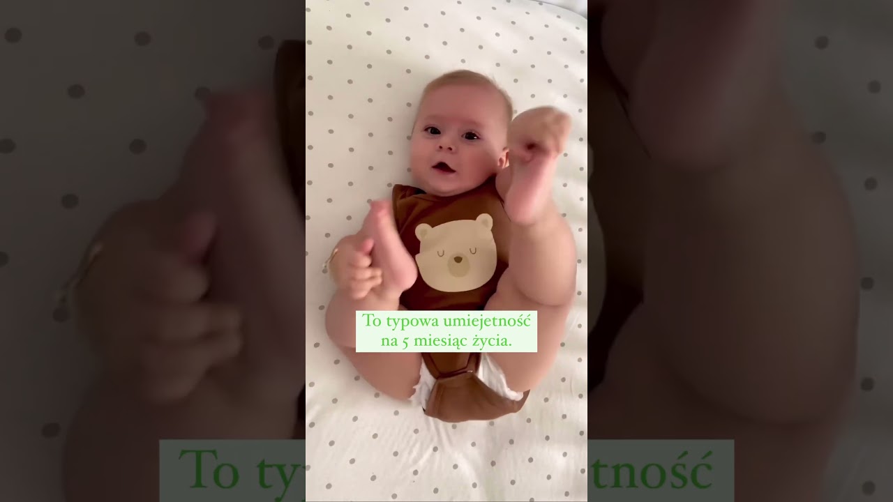 Chwytanie za nóżki to umiejętność na 5 miesiąc życia.  #dziecko #fizjoterapia # niemowlę
