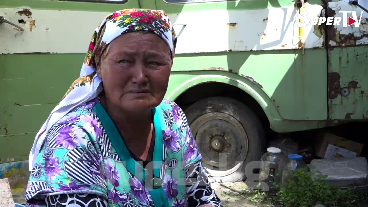 Мать у которой есть 10 детей, проживает свою жизнь в старой заброшенной машине