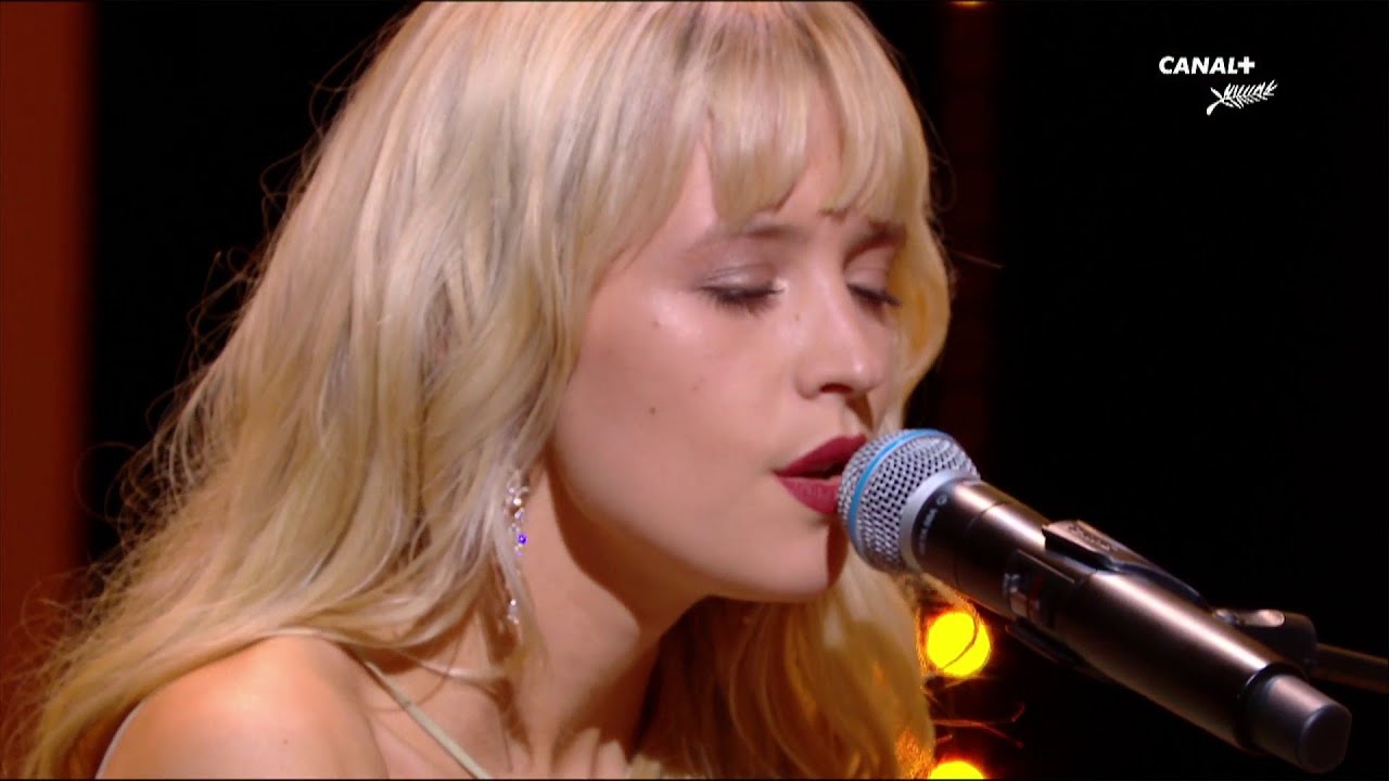 Angèle reprend 