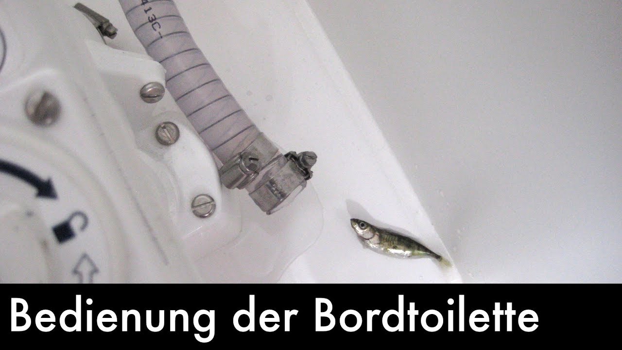 Bedienung der Bordtoilette auf einer Segelyacht